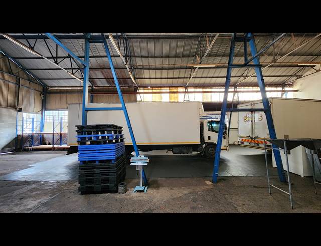 450M² WAREHOUSE TO LET IN EASTLEIGH
